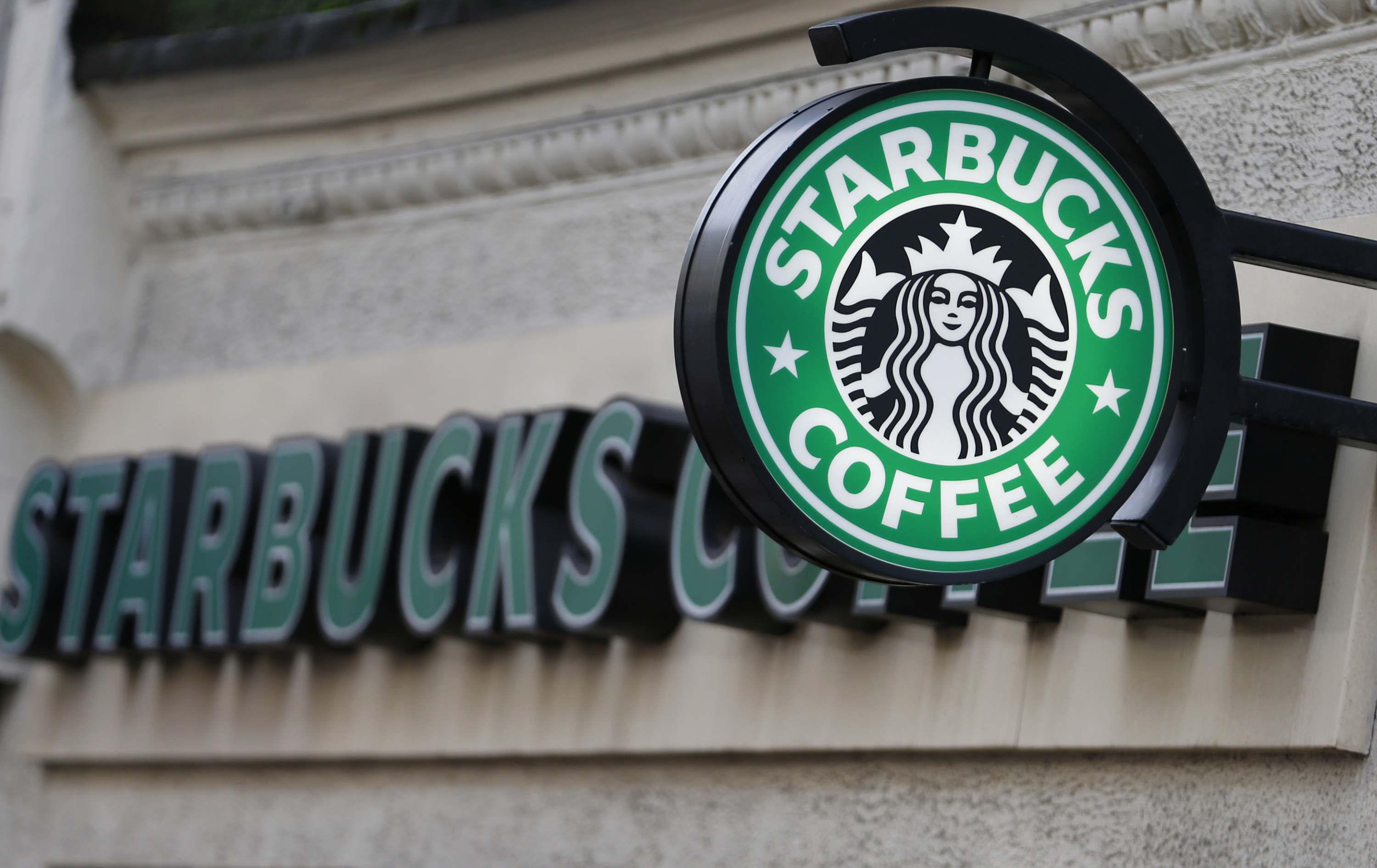 Starbucks в европейских странах планирует нанять на работу свыше 2-х тыс. беженцев
