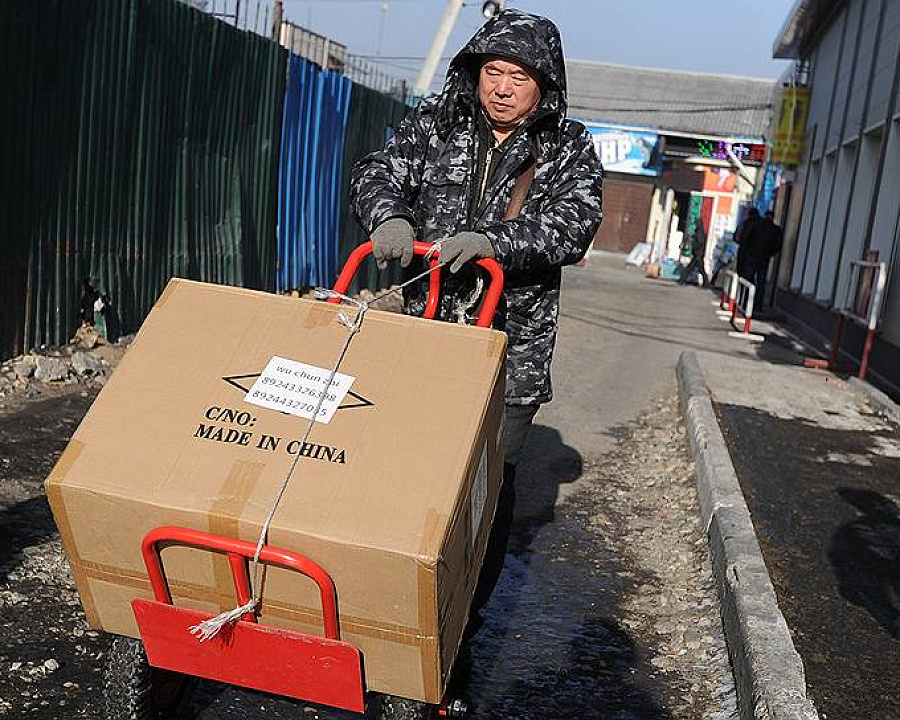 Тур в Китай обойдется совсем дешево, если вы готовы привезти оттуда во Владивосток большую коробку