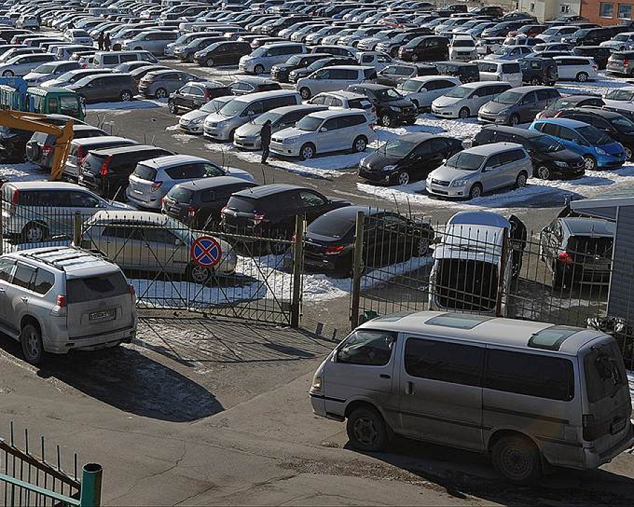 Даже после повышения пошлин бизнес на доставке подержанных японских автомобилей в Приморье не исчез