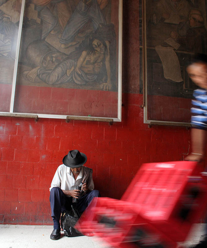 Стены рынка Абелардо Родригез в центре Мехико расписывали студенты Диего Риверы под его руководством фото Isaac Esquivel