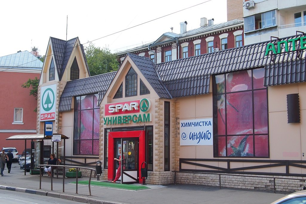 Магазин SPAR в стиле восточно-европейского шале выгодно отличается от конкурентов