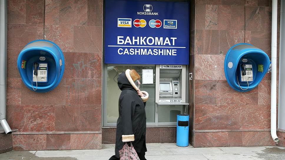 Если до 1 июля закон «О НПС» не исправят, банкоматы, принимающие карты международных платежных систем, станут таким же анахронизмом, как уличные таксофоны. Фото: Геннадий Гуляев, Коммерсантъ
