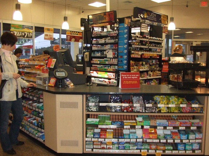 Сигареты - многие приезжают сюда только за ними, т.к. в США мало магазинов, где их можно купить