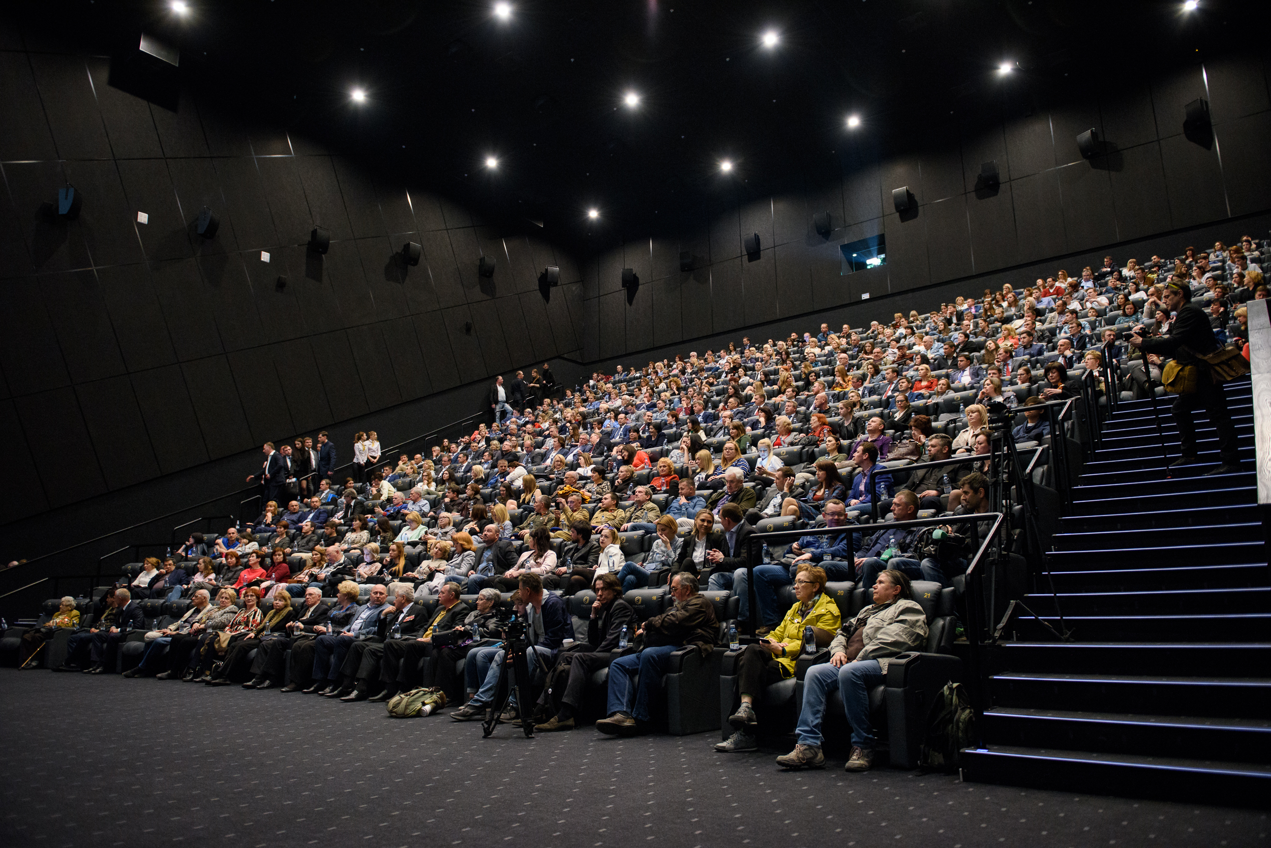 Кинотеатр горизонт сеансы сегодня. Горизонт Cinema emotion, Ростов-на-Дону. Кинотеатр Синема Эмоушен Горизонт. Горизонт кинотеатр Ростов-на-Дону зал 1.