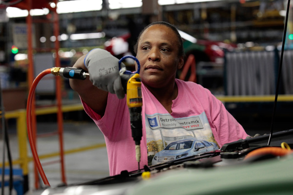Работница собирает Chevrolet Volt на фабрике General Motors Detroit-Hamtramck в Хамтрамке, штат Мичиган Фото: Rebecca Cook / Reuters