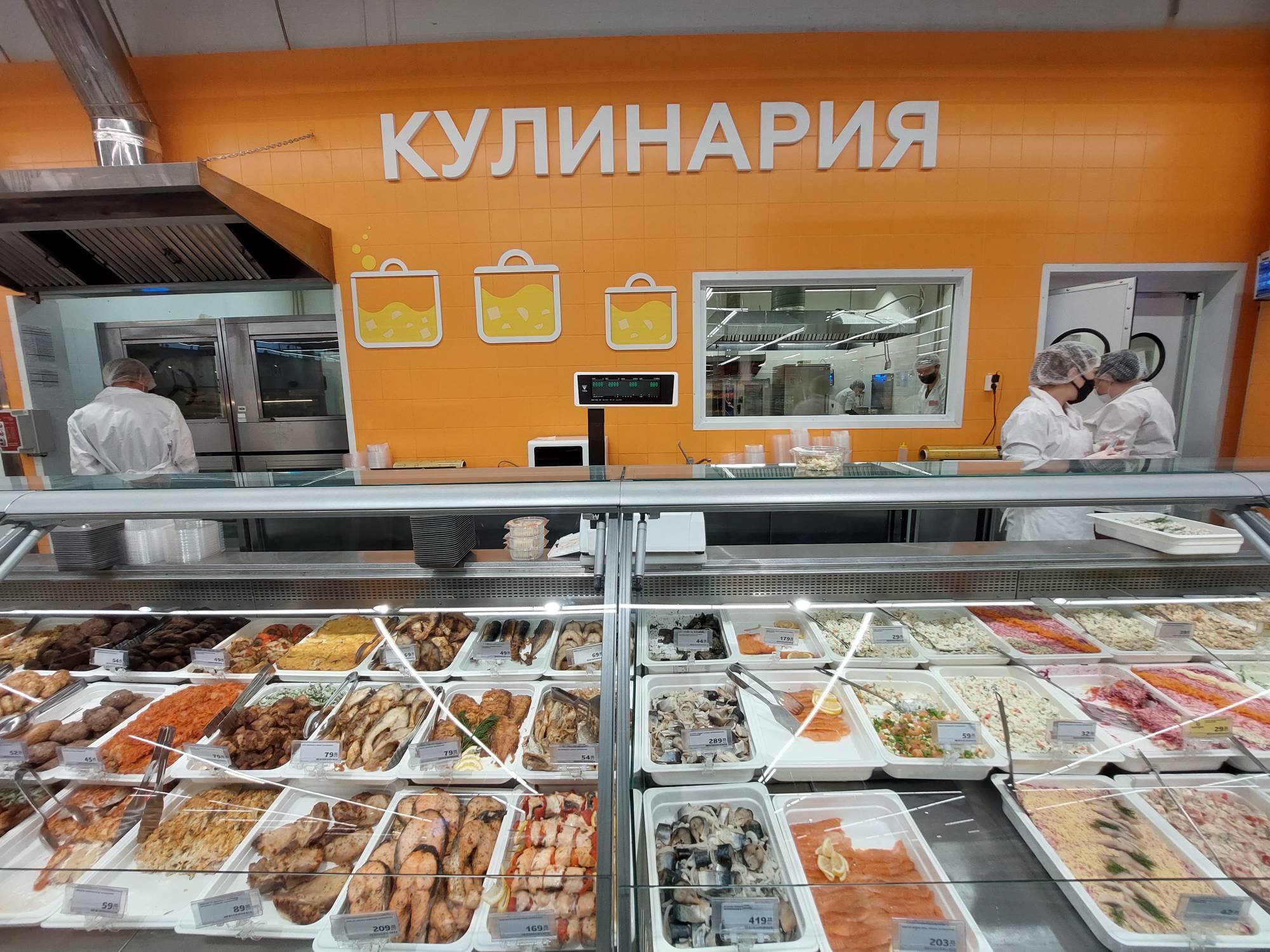 «Магнит» запустит продажи готовой еды в магазинах «у дома» под брендом «М-Кухня»