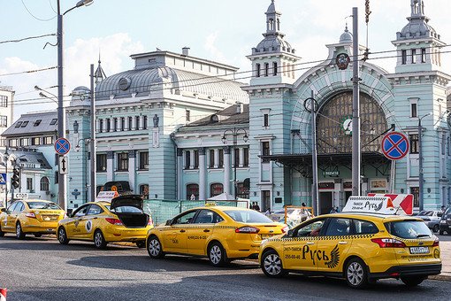 Такси на Белорусском вокзале в Москве. Фото: ИТАР-ТАСС