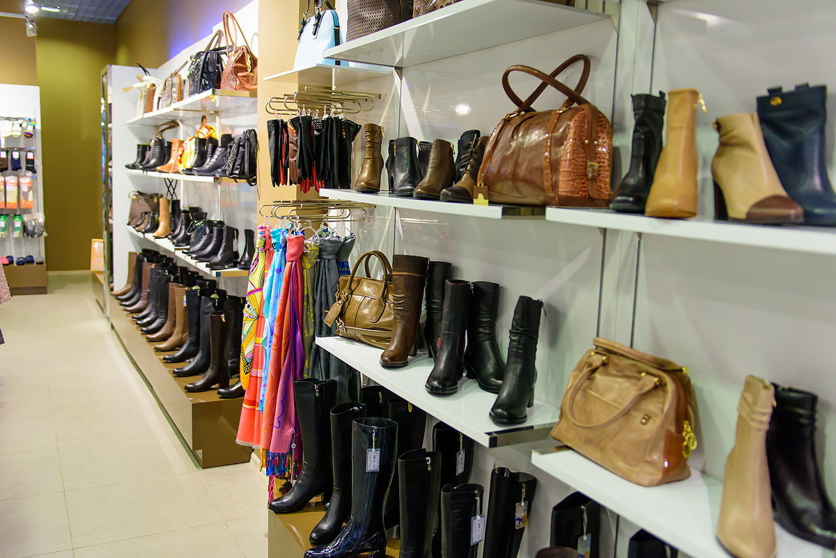 Отличие магазинов в ТЦ от стрит-формата - в ассортименте - 20% коллекции составляет более дорогая модная обувь - и дизайне - вместо эконом-панелей используется оборудование с 3D-лаком.