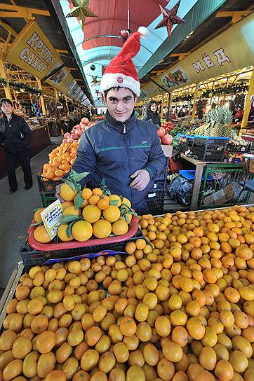 Верный признак испанского происхождения мандарина, который продается как абхазский, – листочки на веточке Фото: Сергей Киселев, Коммерсантъ