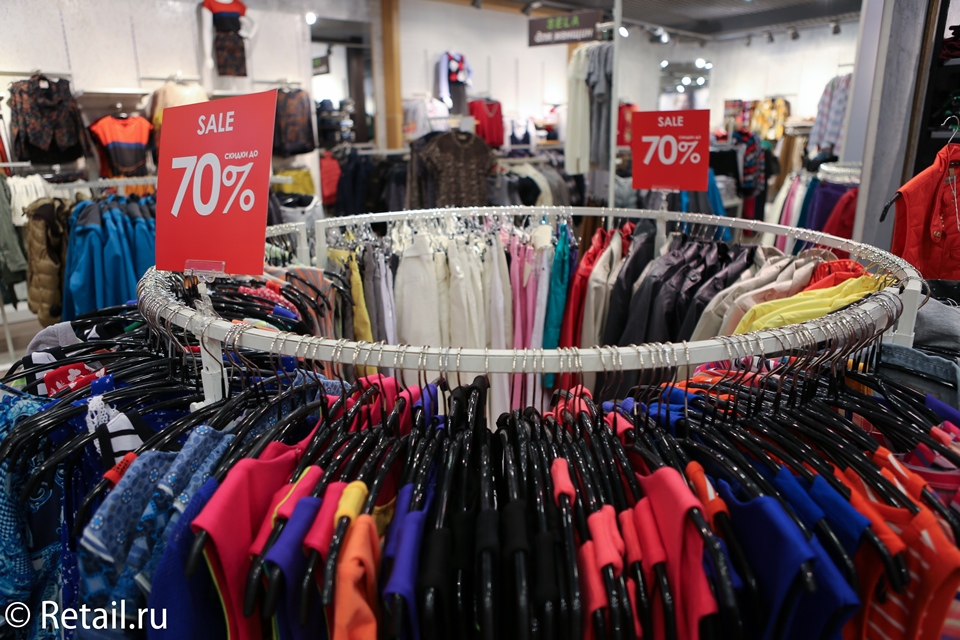 Стойки с одеждой, которая продается со значительными скидками, обращают на себя внимание покупателей.