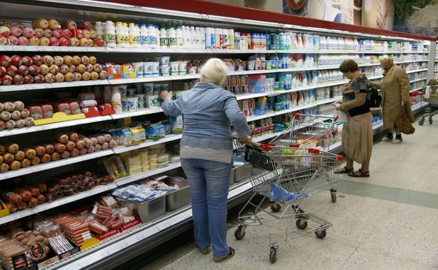 Пребывание в магазине. Люди в магазине. Магазин продукты. Продукты с истекающим сроком годности. Потребительский спрос магазин.