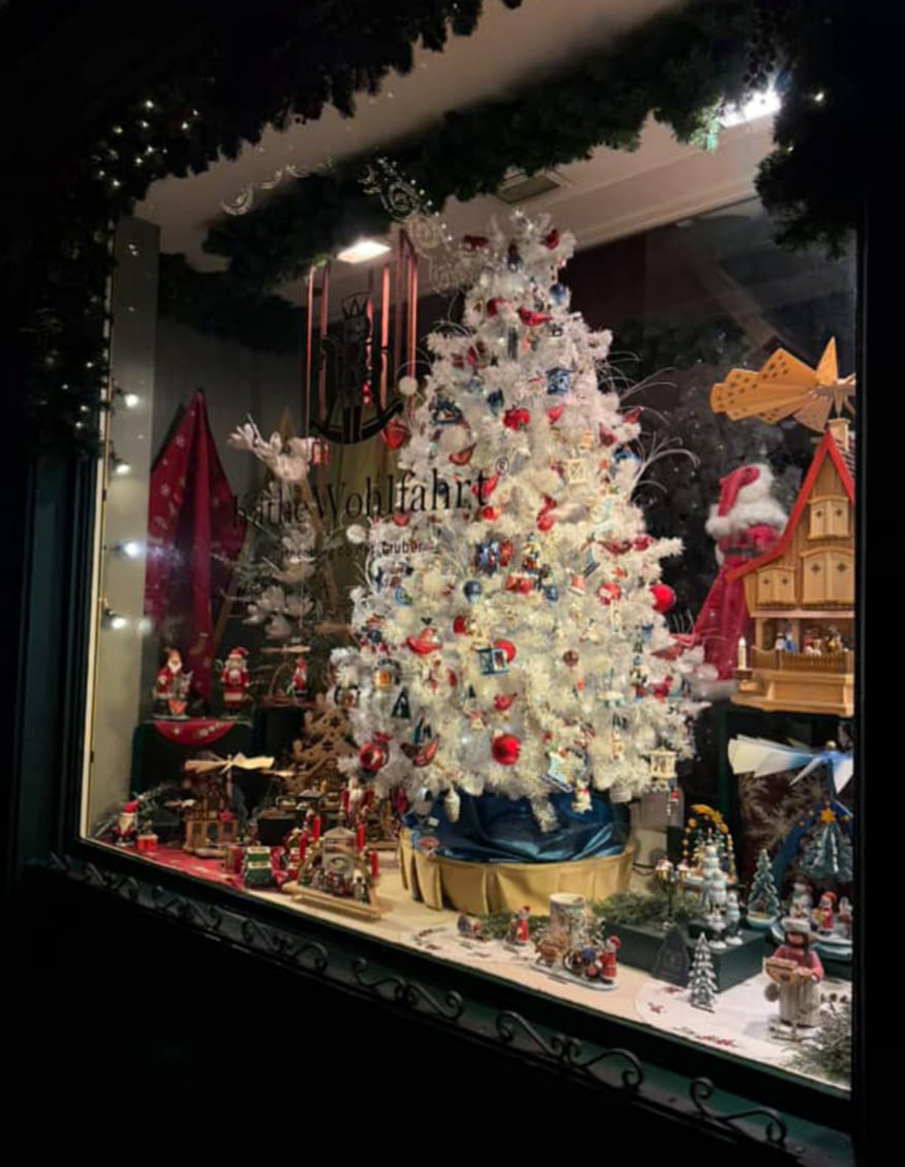 Витрина Kaethe Wolfahrt в Брюгге, Бельгия. Фото: Василий Миронов, Retail.ru