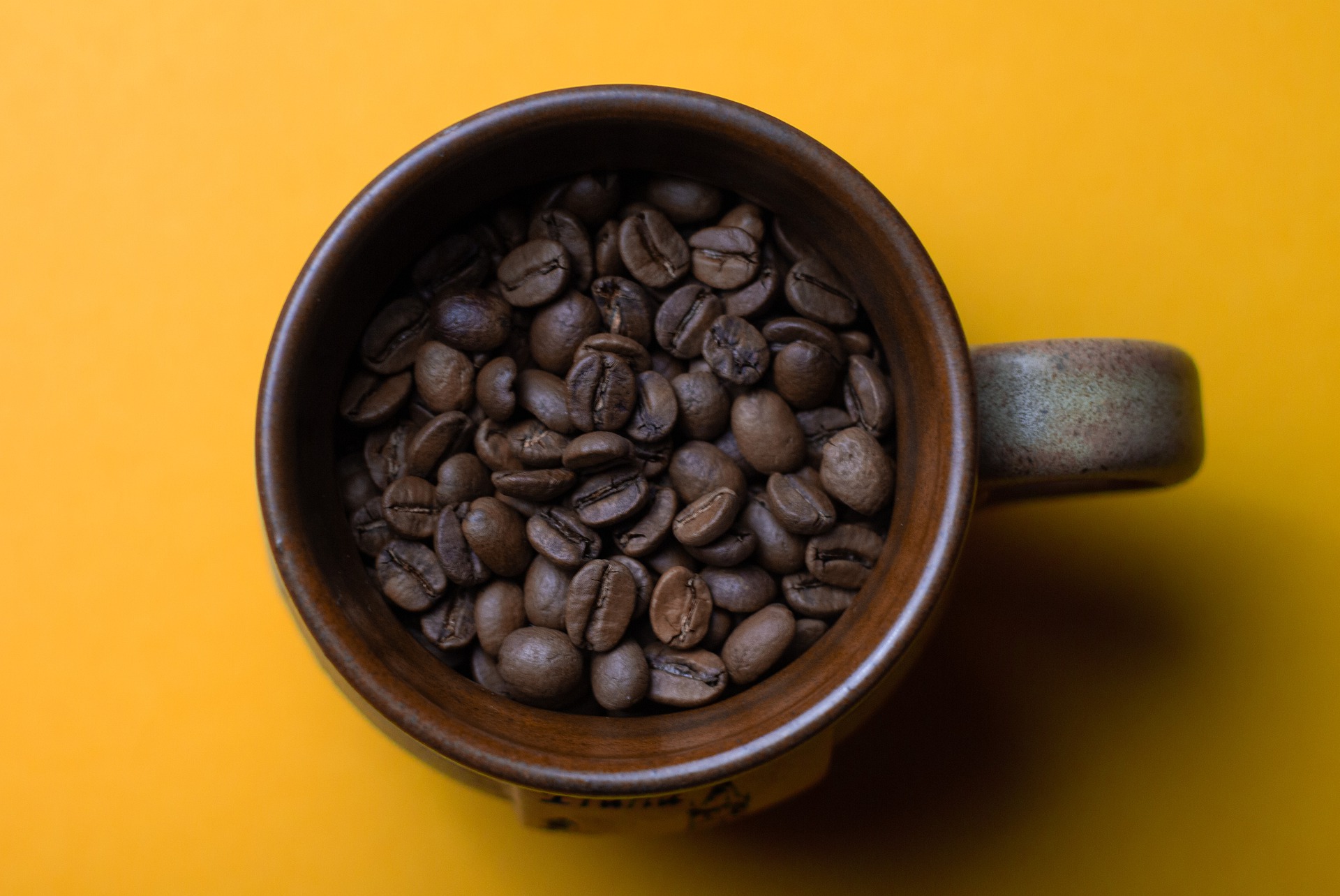 Витамины с кофе можно. Кофе. Кофе в зернах. Много кофе. Злоупотребление кофе.