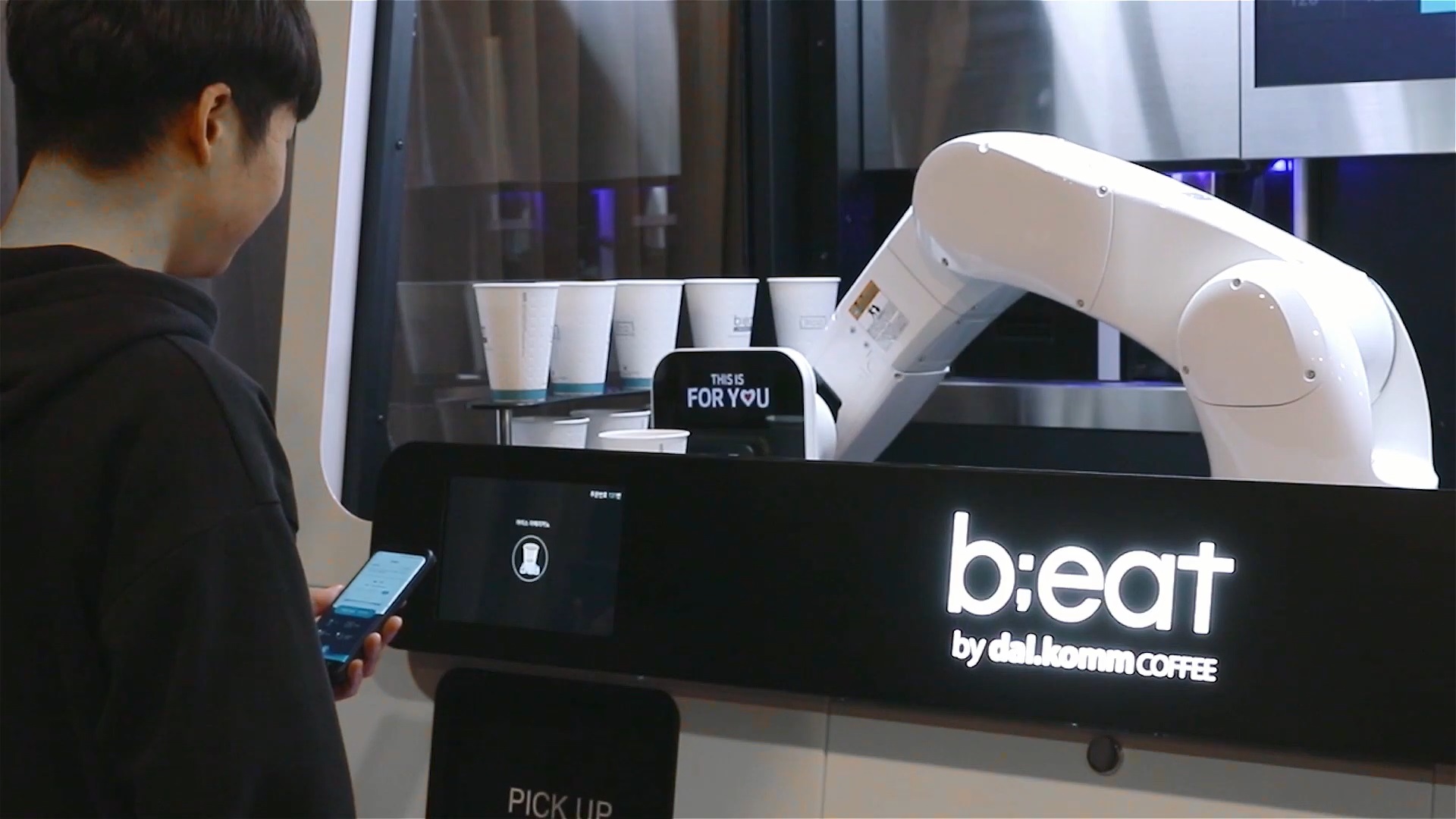 Фото: INTERVIEW | A Robot cafe b;eat2E made by Dal.komm coffee 