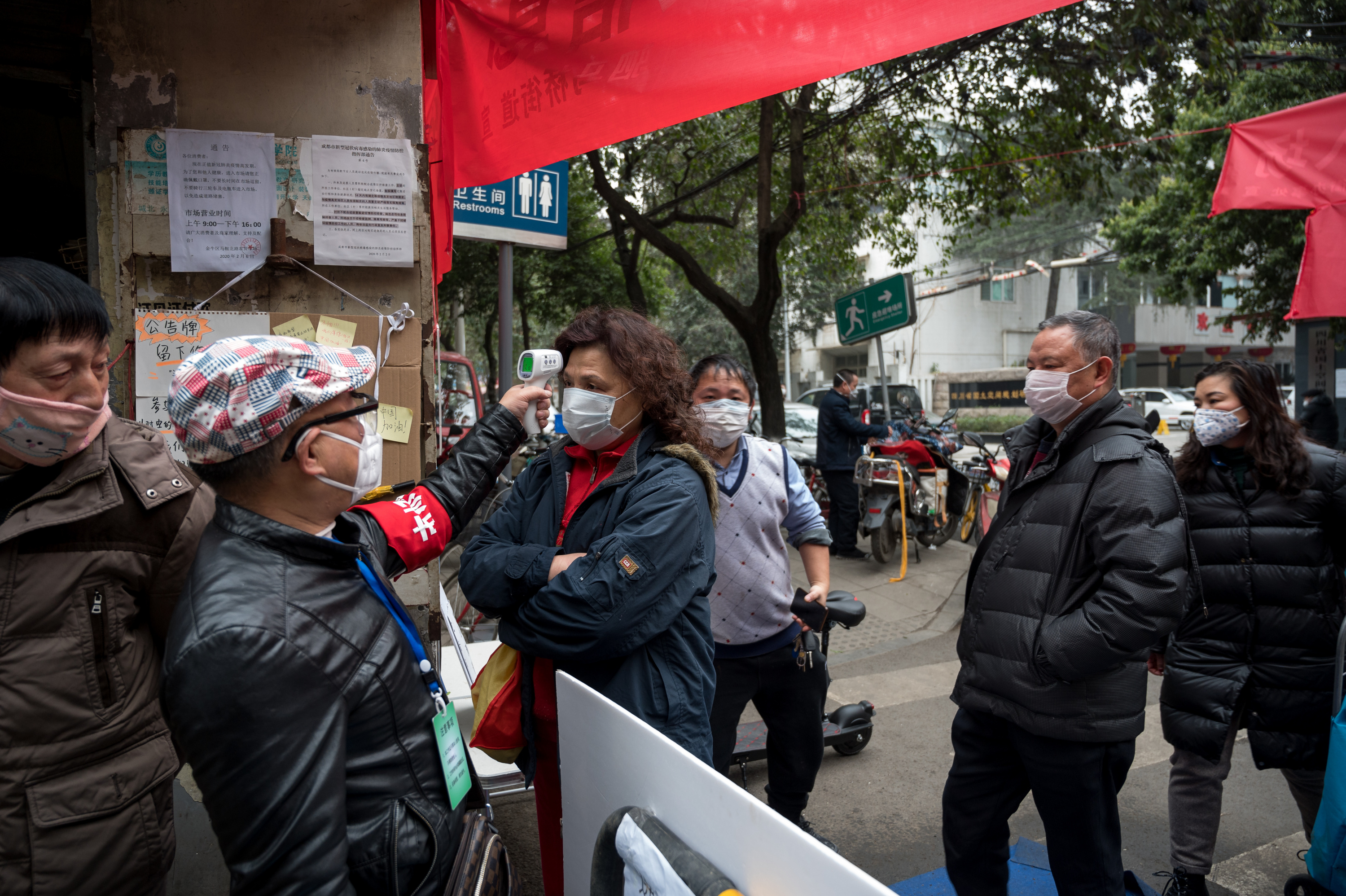 Город Чэнду в Китае. У посетителей рынка измеряют температуру на входе. Источник: ZorroGabriel/shutterstock/ 