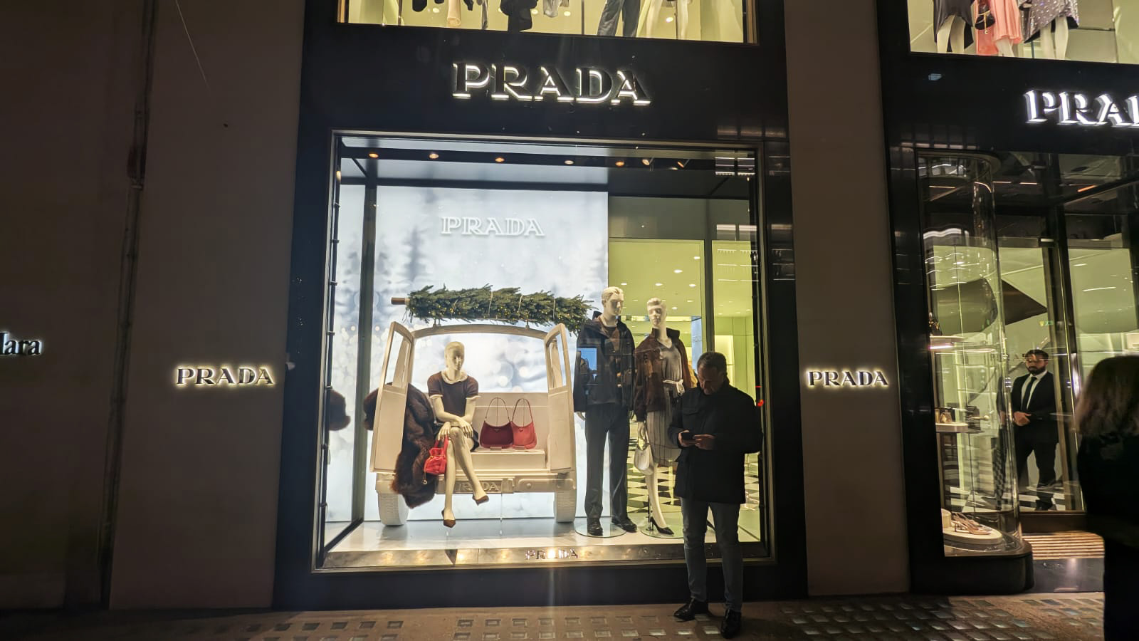 Фото: Витрина Prada в Лондоне