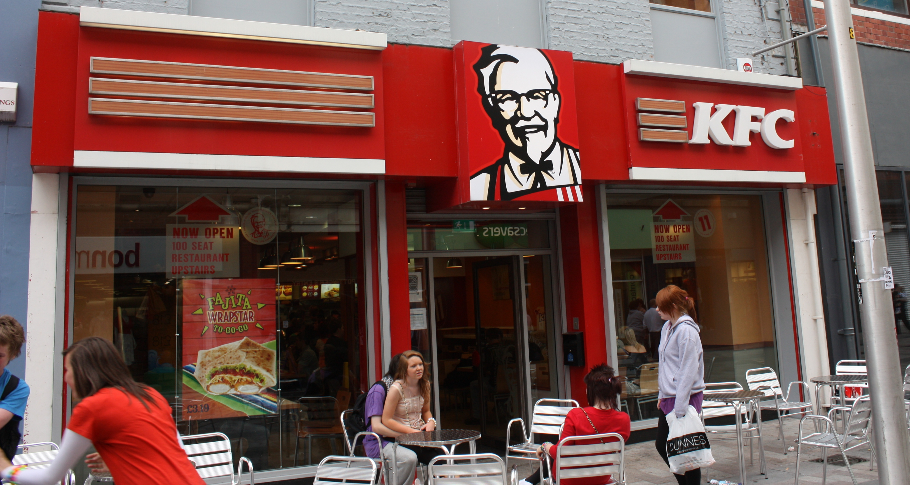 кфс кафе. хозяин кфс. кфс закрывают в россии. кфс закрытие в россии 2022. Kfc в россии закрывается.