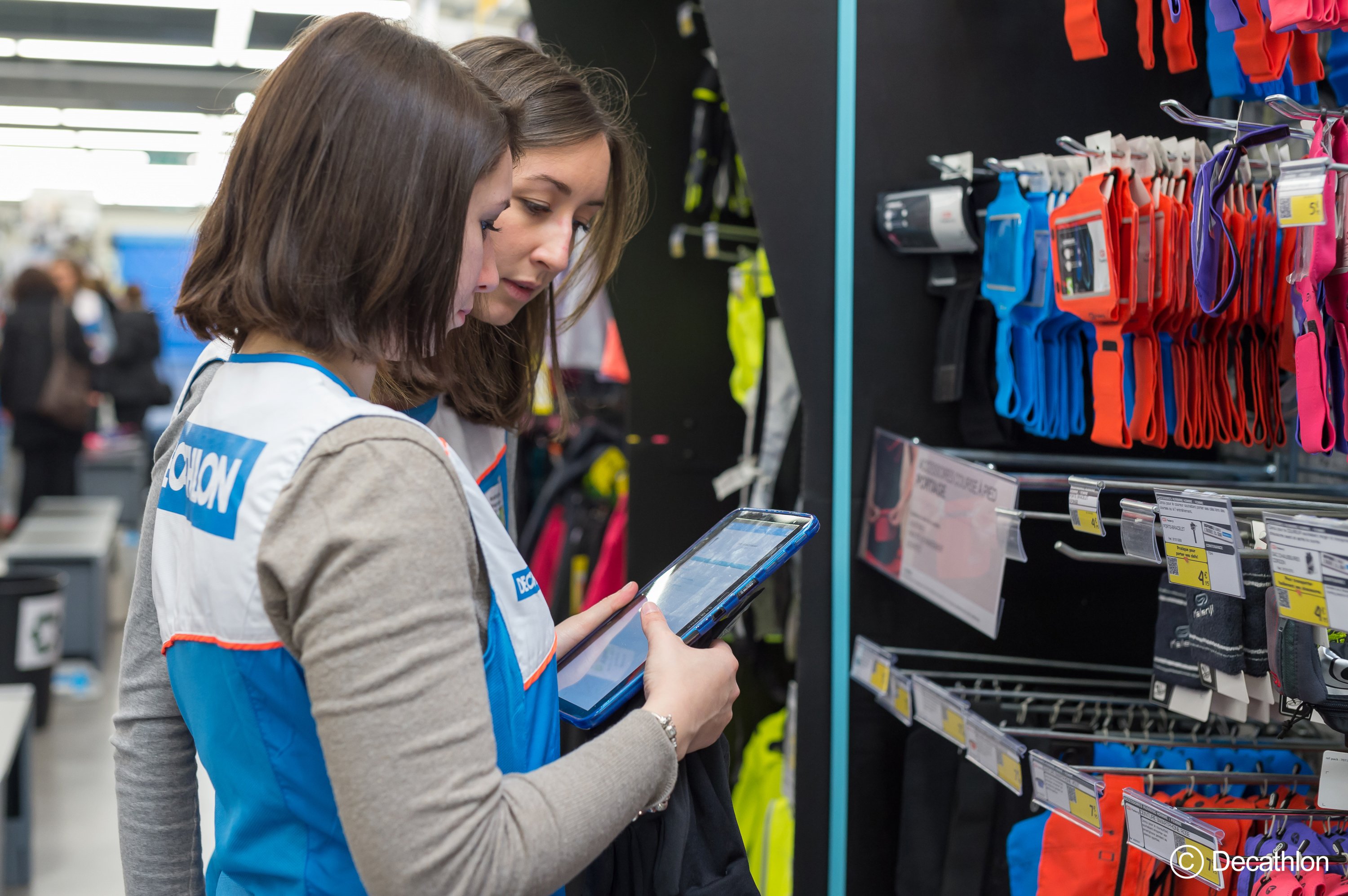 Спорт магазины работа. Decathlon. Спортивный магазин Decathlon. Продавец спортивной одежды. Декатлон сотрудники.