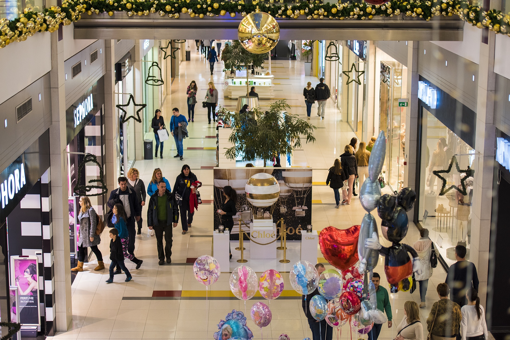 New shopping mall. Шоппинг в торговом центре. Бутики в торговом центре. Красивая витрина в торговом центре. Фотосессия в торговом центре.