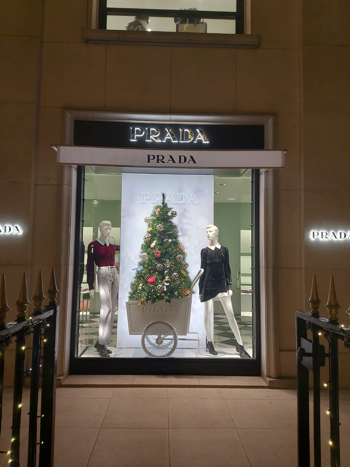 Витрина Prada в Лондоне. Фото: Elena Tsfasman, Retail.ru