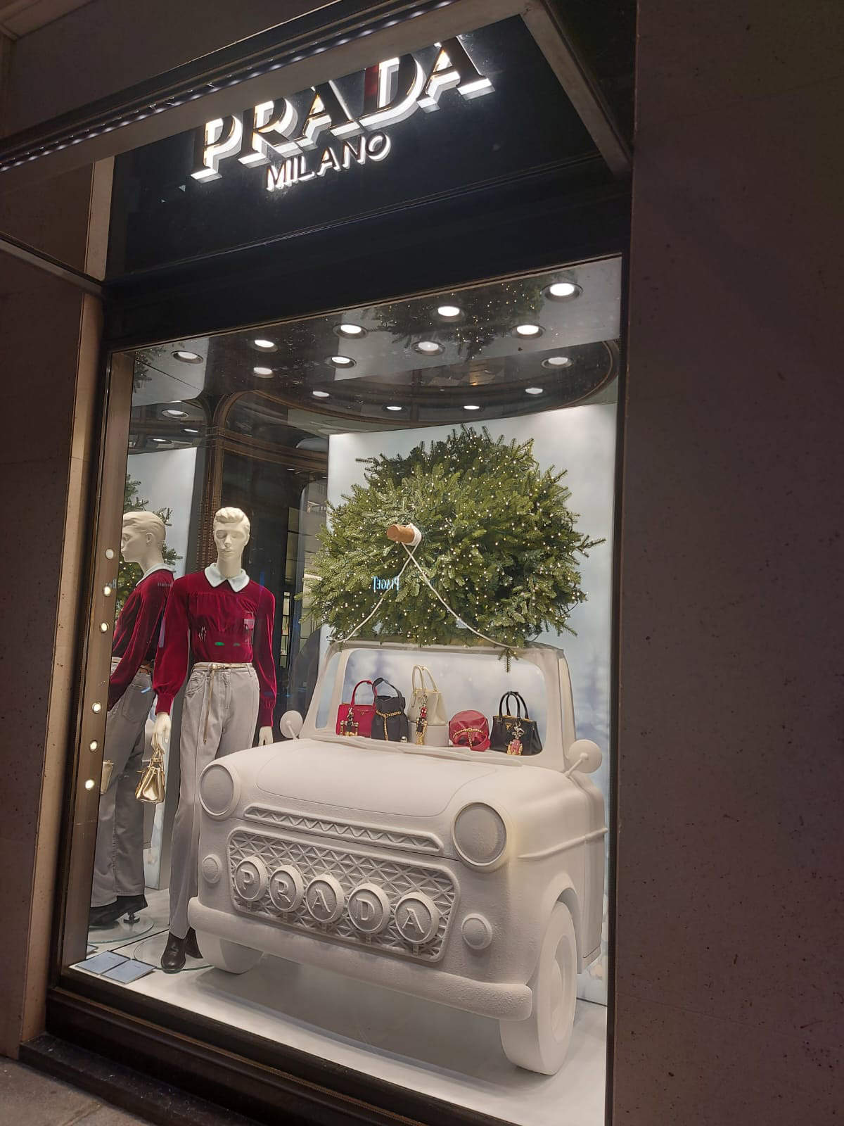 Витрина Prada в Лондоне. Фото: Elena Tsfasman, Retail.ru