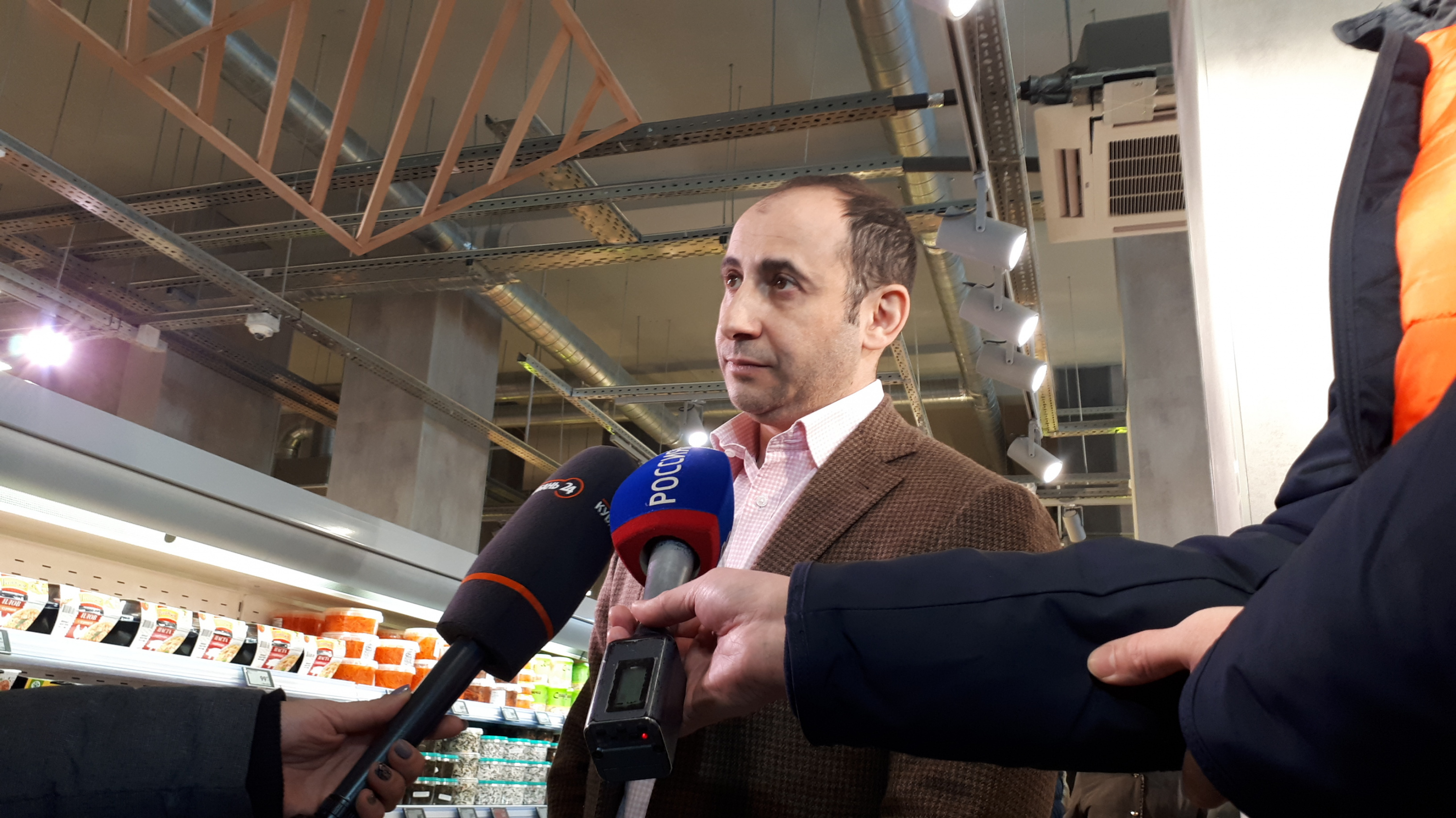 консом групп. владелец 4 компаний. юрков чайковский эрис. управляющий отелем. собственник организации это.