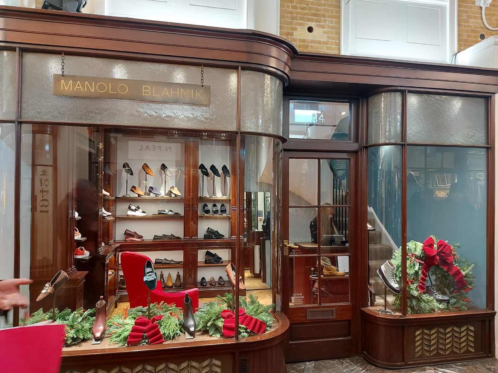 Витрина Manolo Blahnik в Лондоне. Фото: Elena Tsfasman, Retail.ru