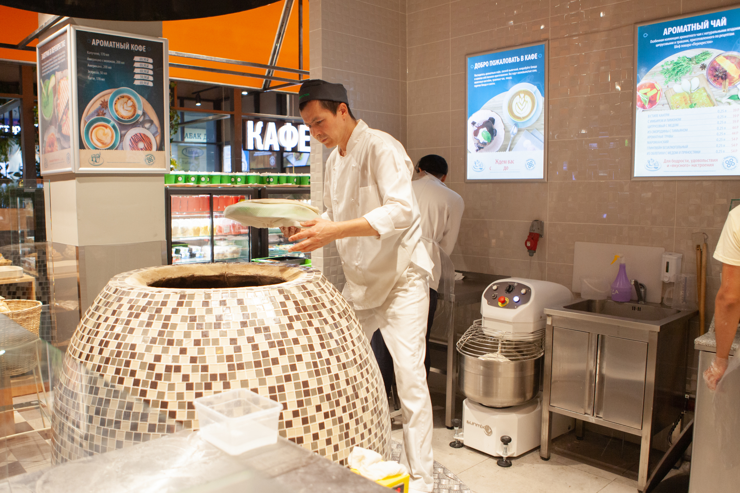 Тандырщик. Пекарня александра. Пекарь с хлебом. Работа пекарь тандырщик. Повар пекарь.