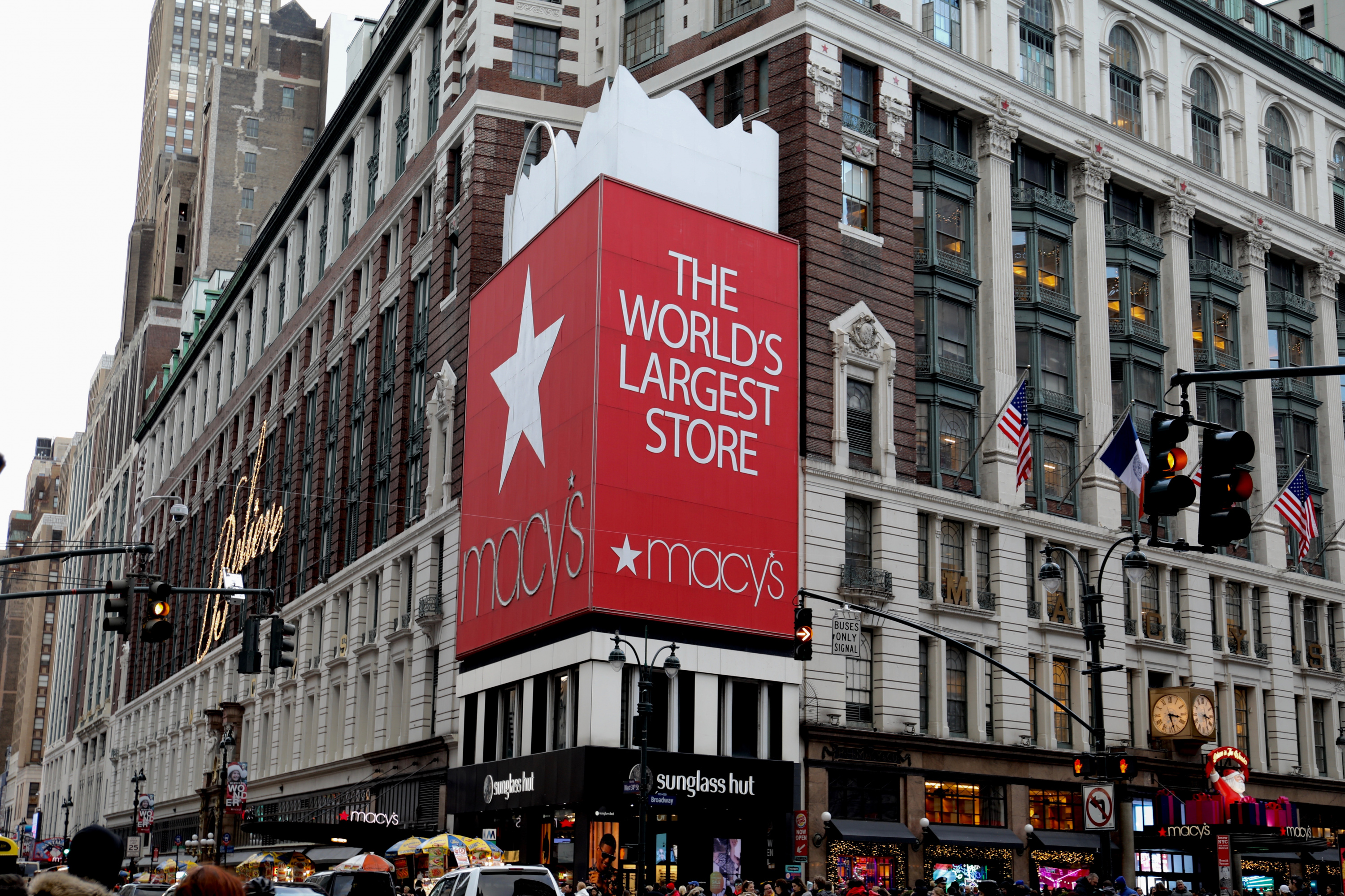 Магазин Macy’s на Манхеттене в Нью-Йорке – крупнейший универмаг в США. Фото: Kevin Chen Photography/shutterstock.