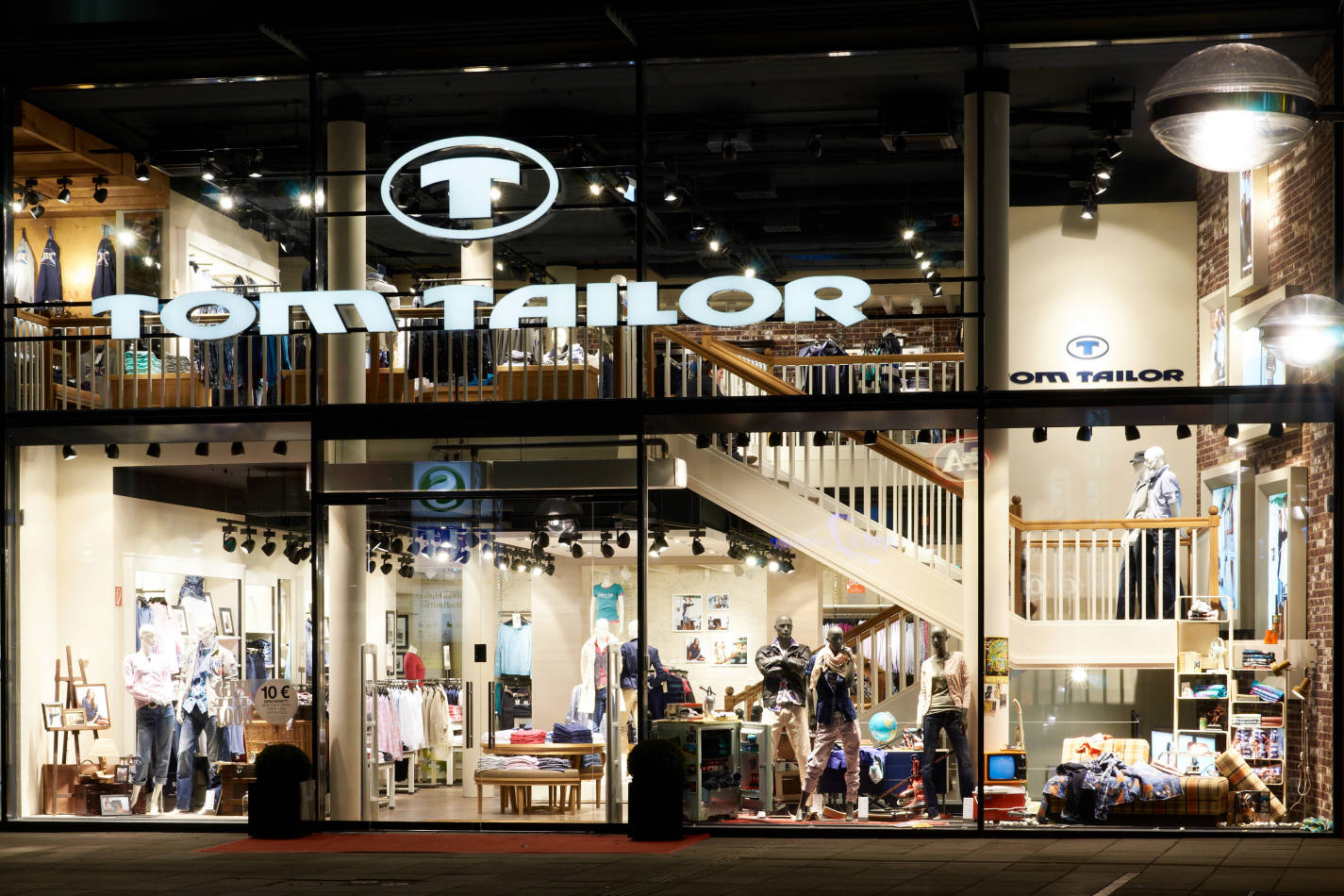 TOM-TAILOR-Flagshipstore-Stuttgart_Aussen_Nacht_02.jpg