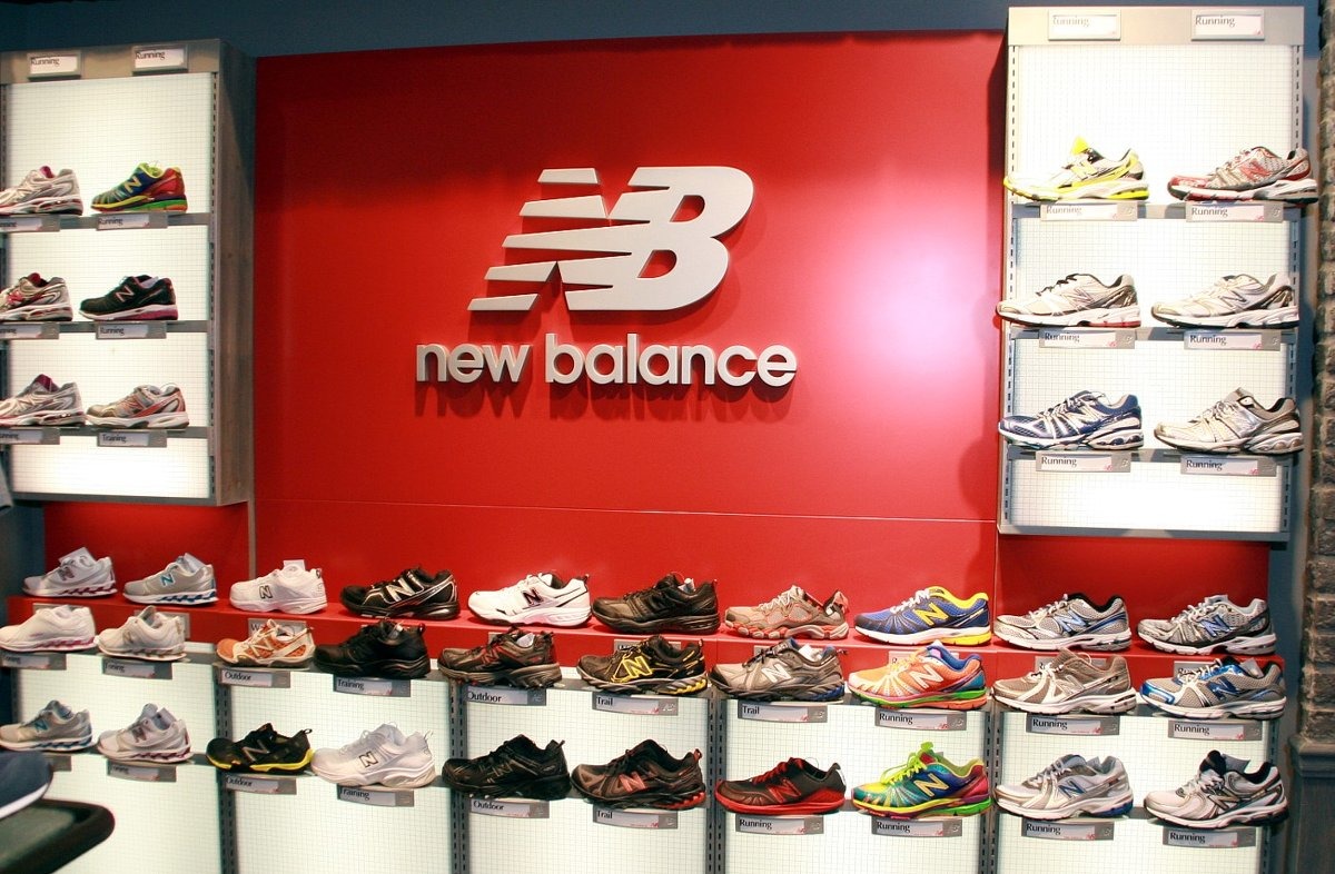 Магазин кроссовок калининград. New Balance магазин. Витрина New Balance. Магазин спортивной одежды. Магазин спортивной обуви