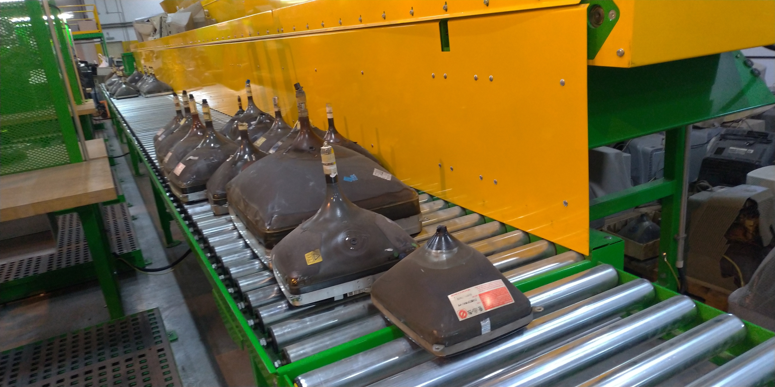 Утилизация электроники. Утилизация отходов. Видео-эльдорадо переработка. Бытовая техника на свалке. Акция утилизация бытовой техники.