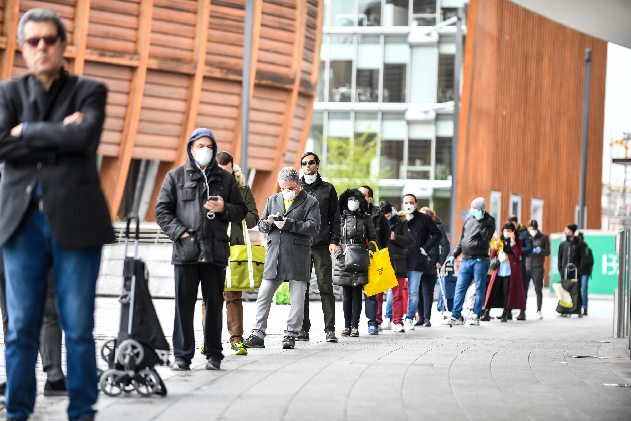 During pandemic. Люди в очереди. Очередь на улице. Люди в очереди на улице. Очередь из людей в масках.