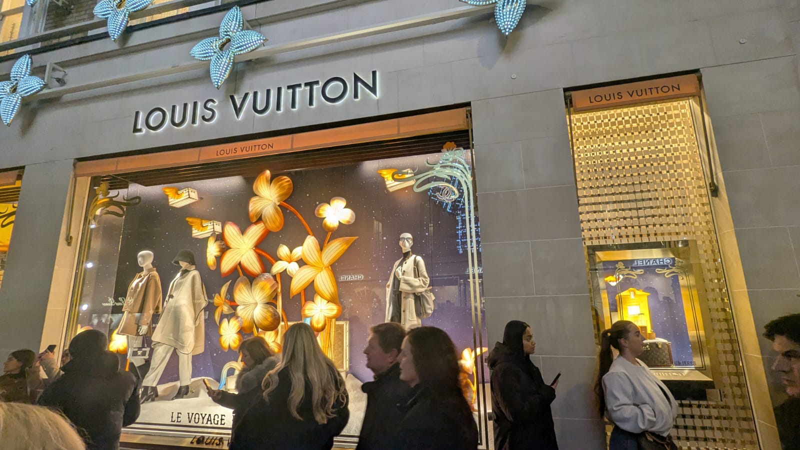 Витрина Louis Vuitton в Лондоне. Фото: Elena Tsfasman, Retail.ru
