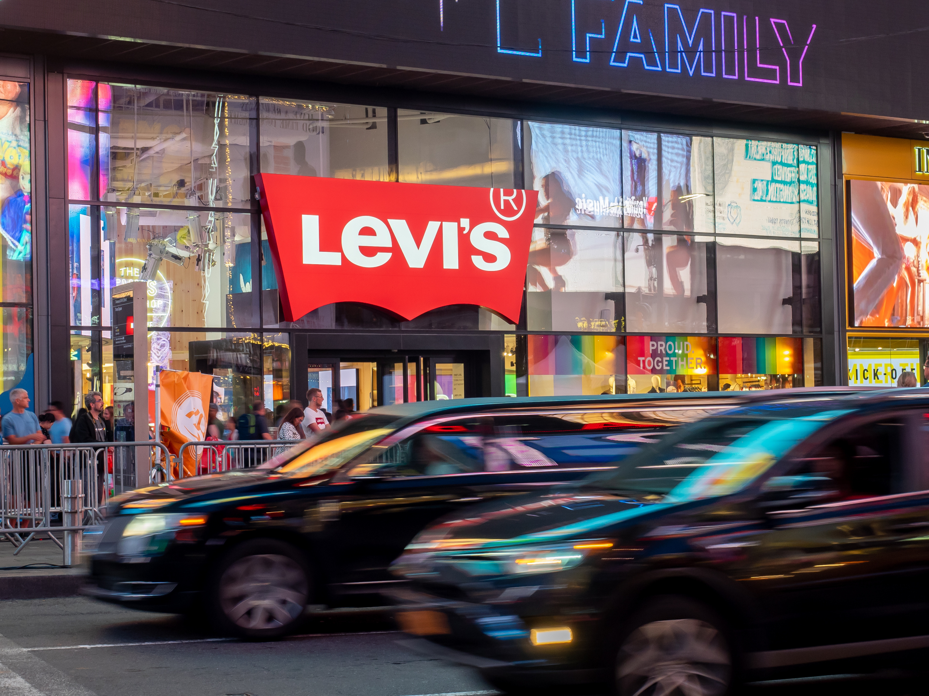 Levi's_Storefront_(48105830541).jpg