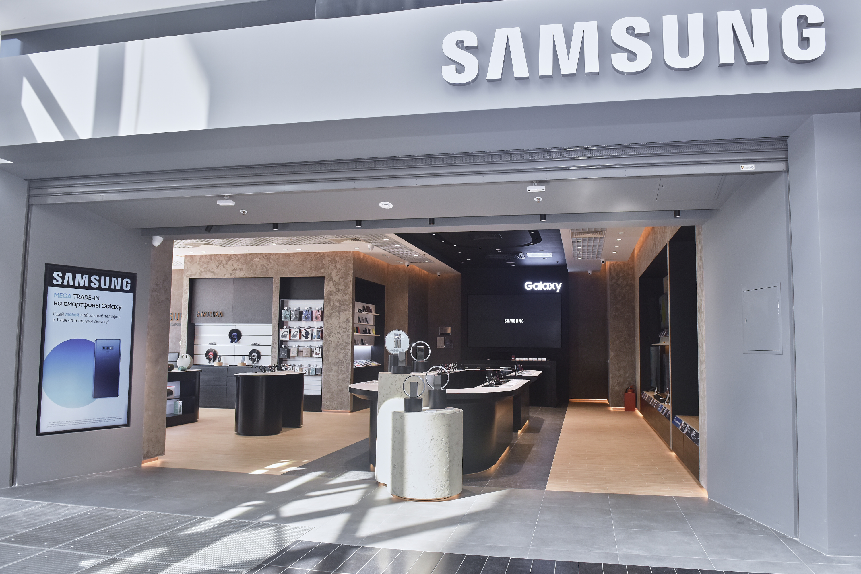 Самсунг фото магазина. Samsung Жемчужная Плаза. Фирменный магазин самсунг в жемчужной Плазе.. Samsung магазин. Фирменные магазины Samsung