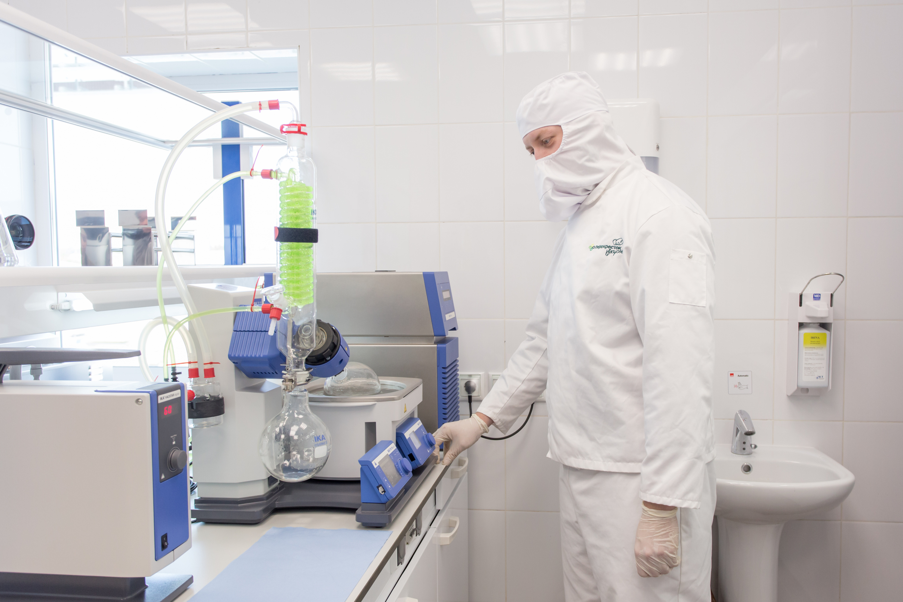 Бактерилогическая лаборатория. Одежда для лаборатории микробиологии. Одежда лаборанта в лаборатории. Средства индивидуальной защиты в лаборатории. Ученые женщины биологи.