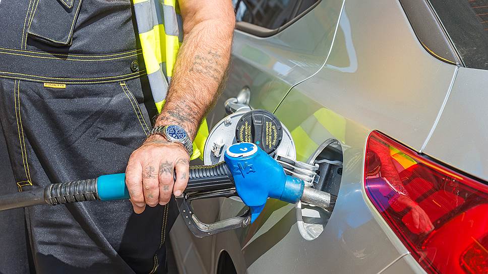 моторное топливо. бензин топливо. некачественные заправки. некачественный бензин. заправка автомобиля.