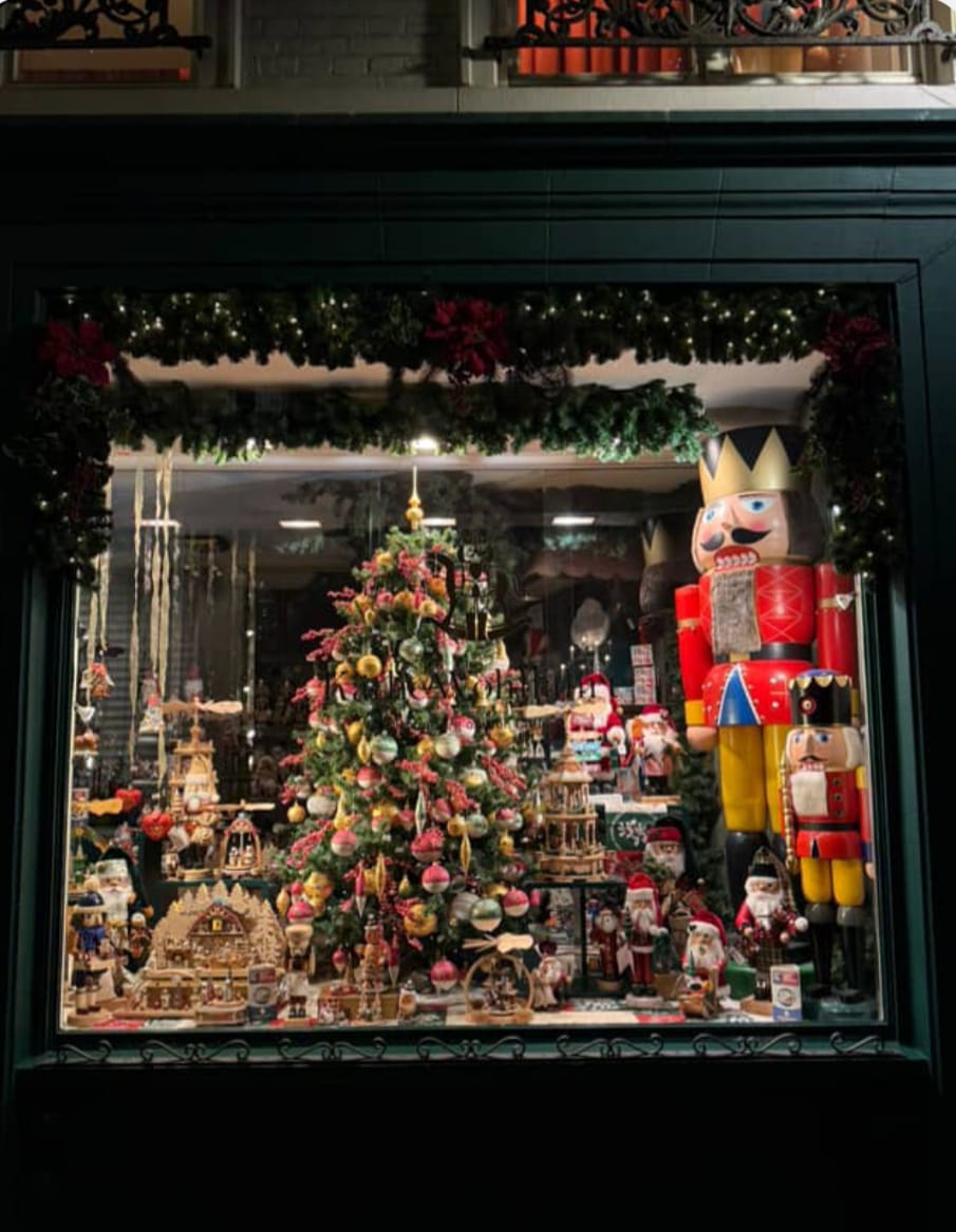 Витрина Kaethe Wolfahrt в Брюгге, Бельгия. Фото: Василий Миронов, Retail.ru