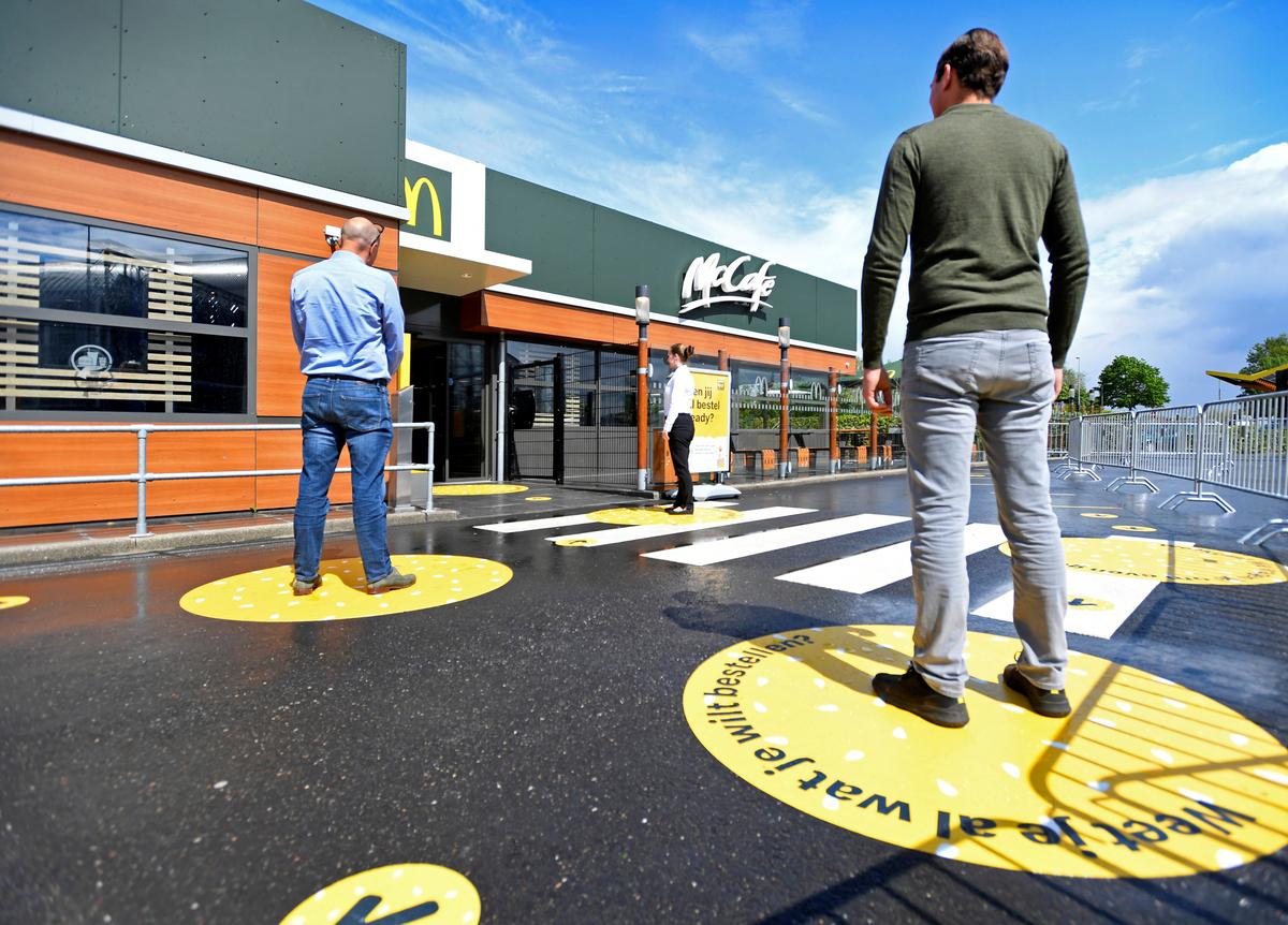 Оригинал: https://www.reuters.com/article/us-health-coronavirus-netherlands-mcdona/big-mac-at-a-distance-dutch-mcdonalds-trials-virus-proof-restaurant-idUSKBN22D5K9 Оригинал: https://www.reuters.com/article/us-health-coronavirus-netherlands-mcdona/big-mac-at-a-distance-dutch-mcdonalds-trials-virus-proof-restaurant-idUSKBN22D5K9