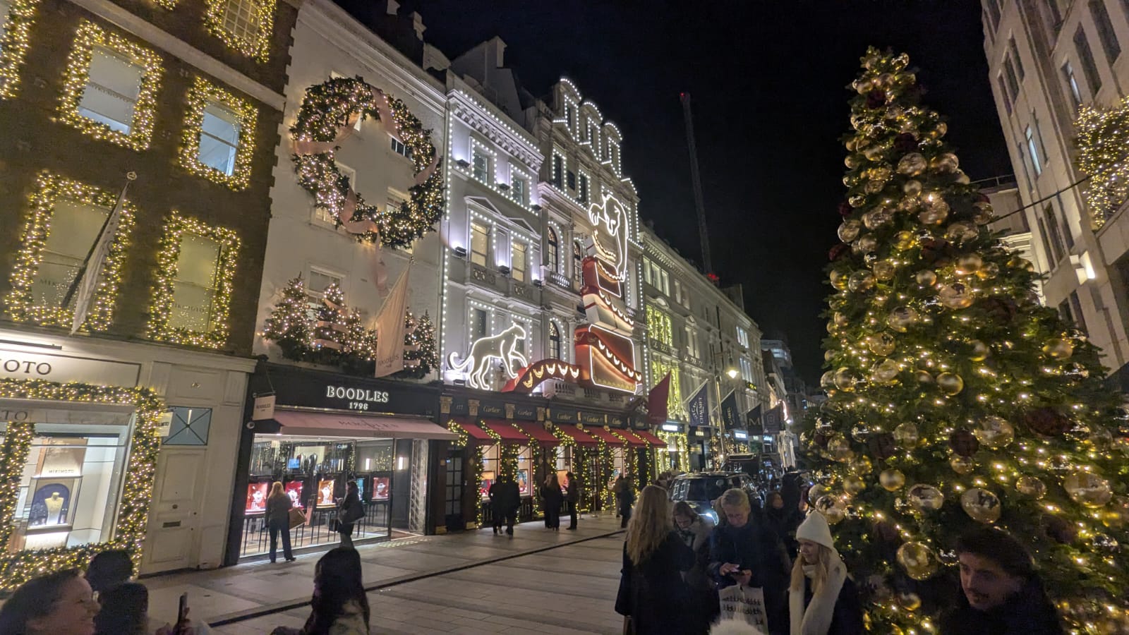 Витрина Cartier в Париже. Фото: Elena Tsfasman, Retail.ru