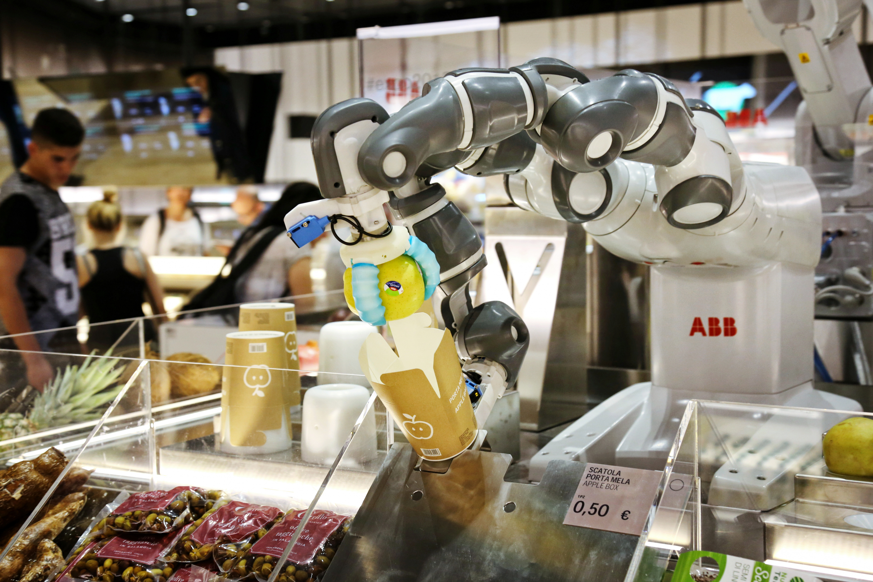 Коллаборативный робот YuMi в отделе фруктов и овощей в супермаркете в Милане, Италия. Фото: MikeDotta/Shutterstock