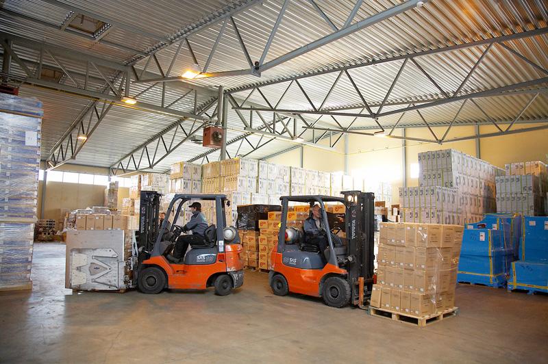 перемещен на склад. склад. консолидация грузов. внутрискладская транспортировка грузов на складе. перемещен на склад.