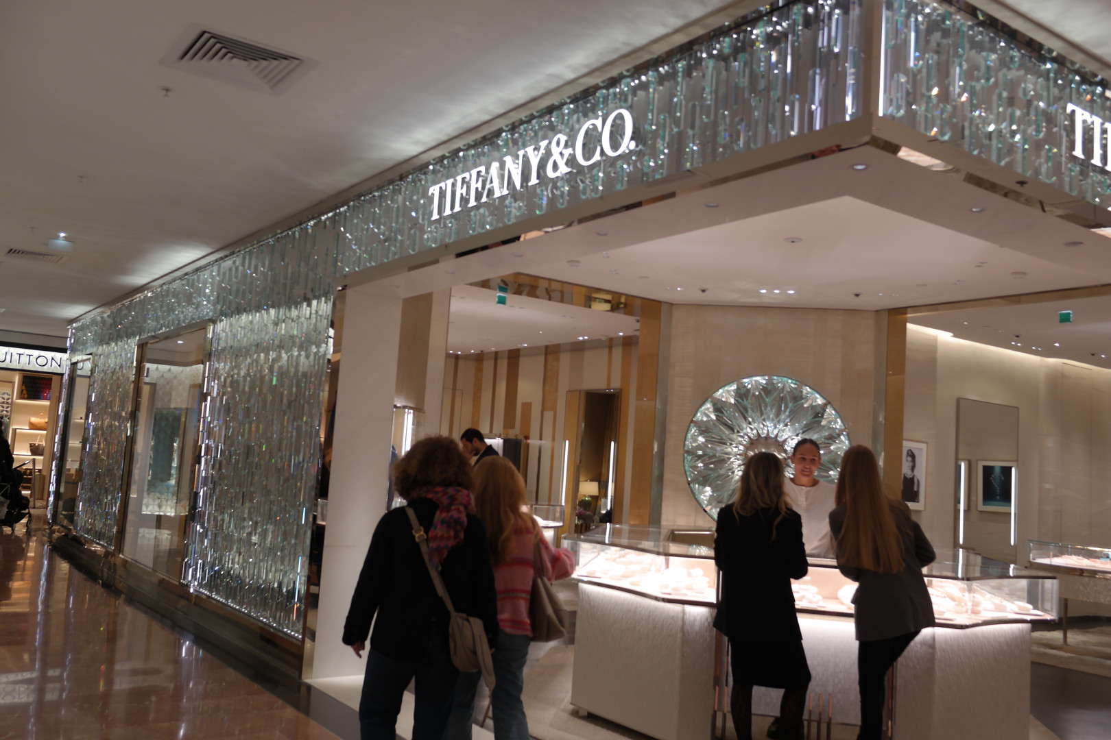 Витрина Tiffany & Co в Париже. Фото: Elena Tsfasman, Retail.ru