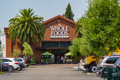 Whole Foods планирует сократить сотни сотрудников