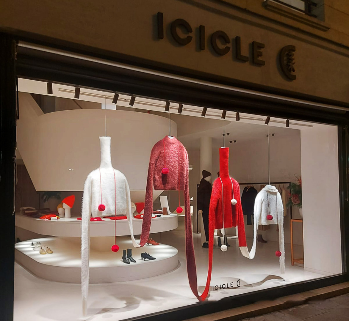 Витрина китайской Icicle в Париже. Фото: Elena Tsfasman, Retail.ru