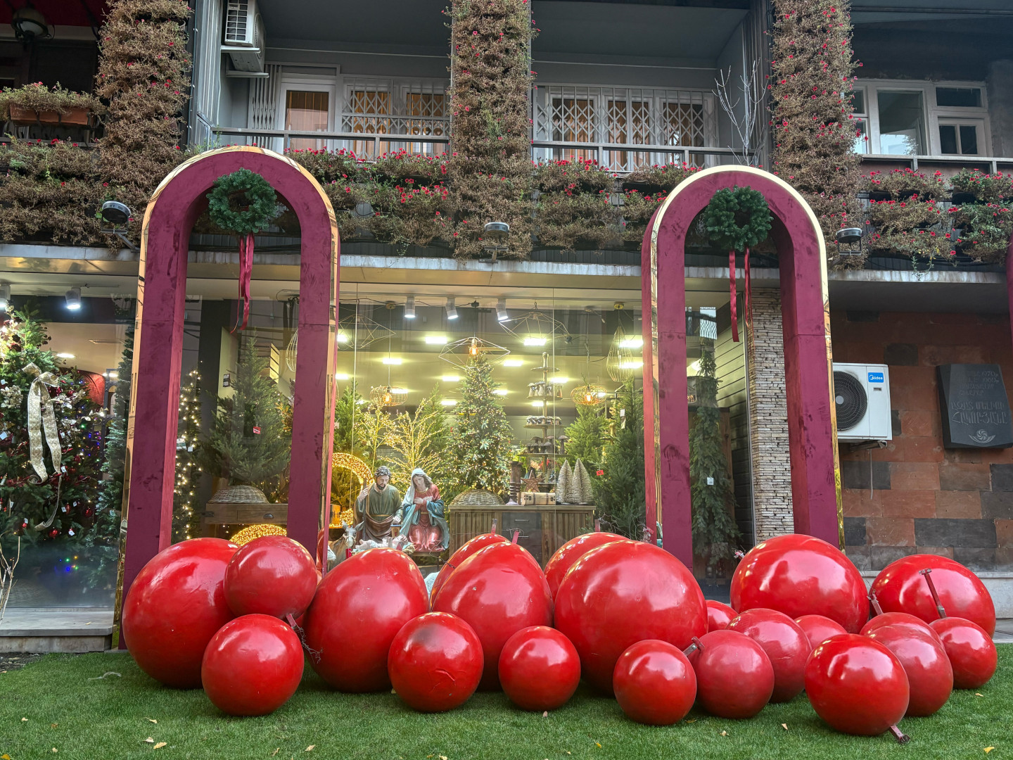 Витрина Mon Ami в Ереване, Армения. Фото: Василий Миронов, Retail.ru