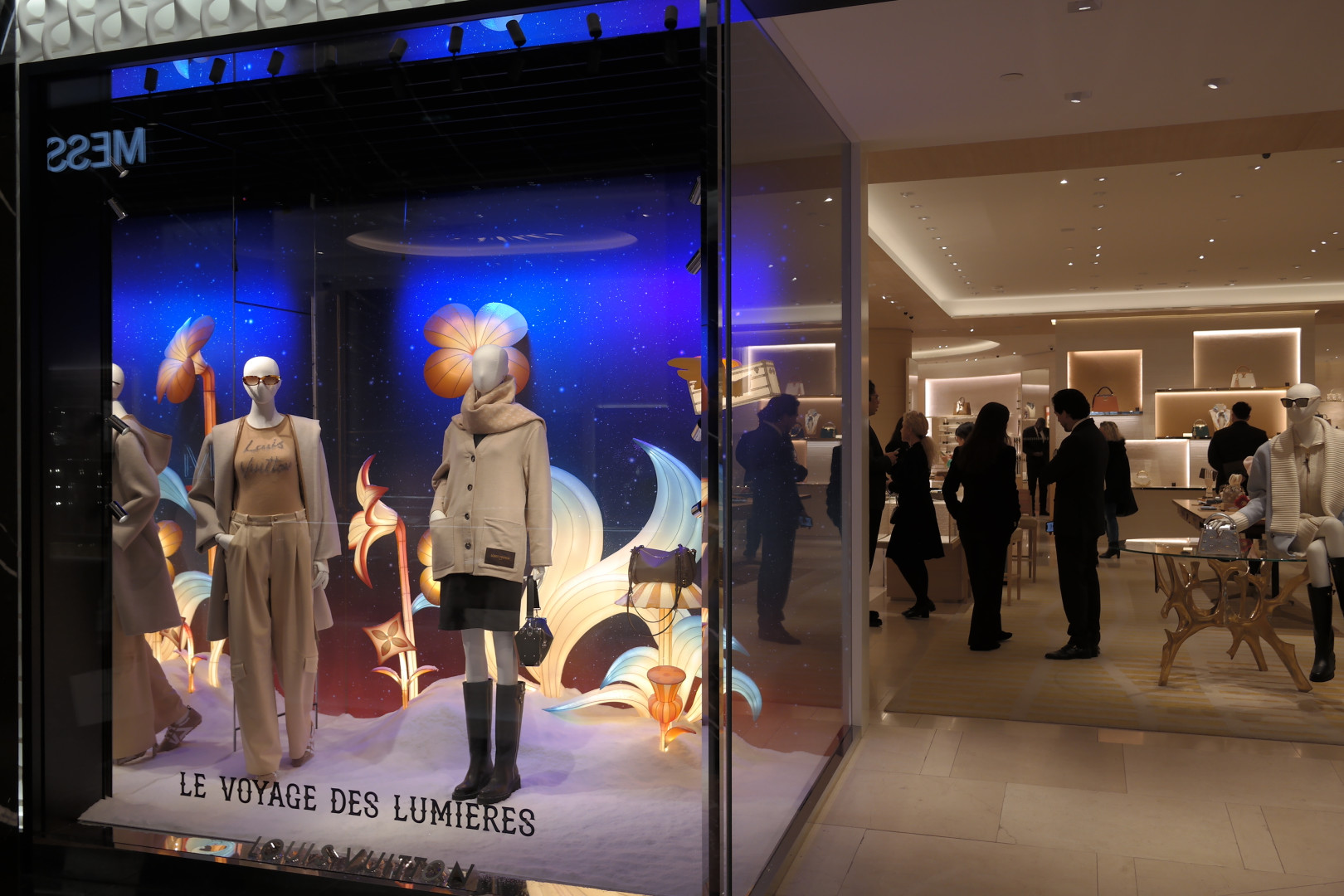 Витрина Louis Vuitton в Париже, универмаг Au Printemps. Фото: Elena Tsfasman, Retail.ru