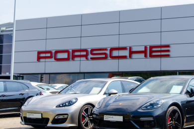 Немецкий автопроизводитель Porsche больше года не может продать российские активы