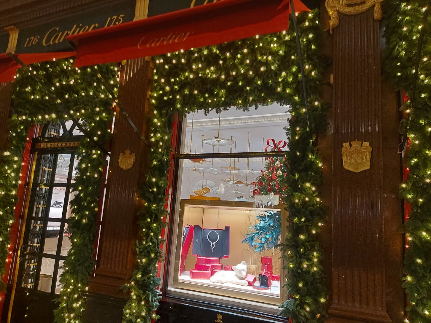 Витрина Cartier в Париже. Фото: Elena Tsfasman, Retail.ru